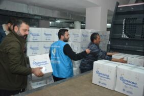 Yenişehir Belediyesinin gıda kolisi desteği Ramazan ayında devam ediyor(2)