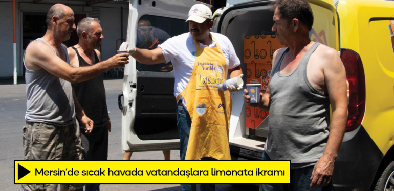 Mersin’de sıcak havada vatandaşlara limonata ikramı