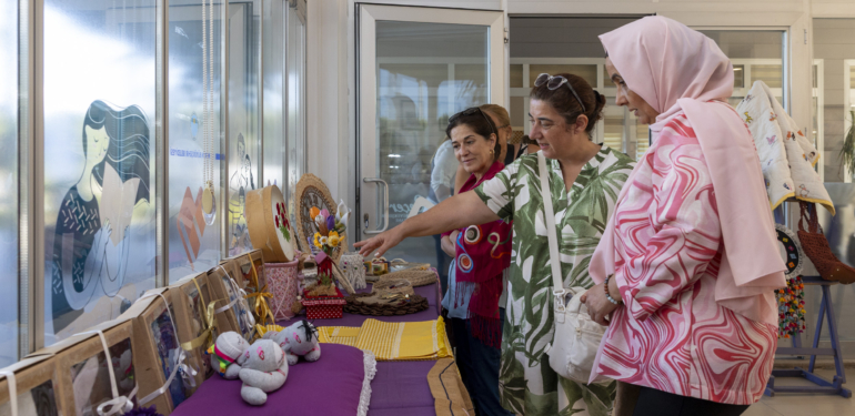 MERSİNLİ KADINLARIN ELLERİNDEN ÇIKAN ESERLER TRAFİK PARK’TA SERGİLENDİ