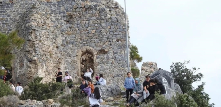 Bozyazı’da öğrenciler Softa Kalesi’ni keşfetti