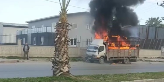Alev alev yanan kamyoneti ile trafikte seyretti