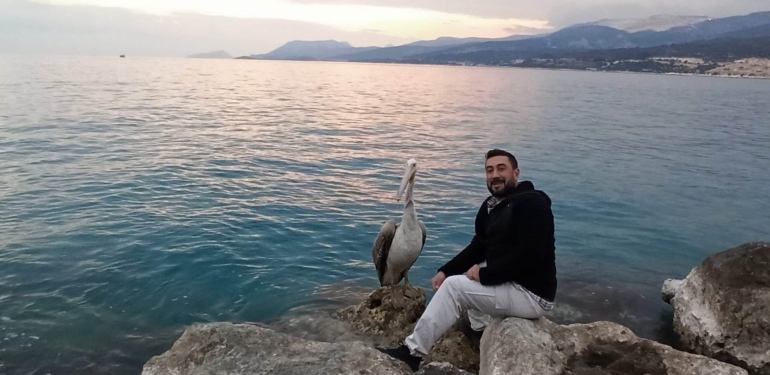 Silifke sahillerinde dolaşan pelikan insanların maskotu oldu