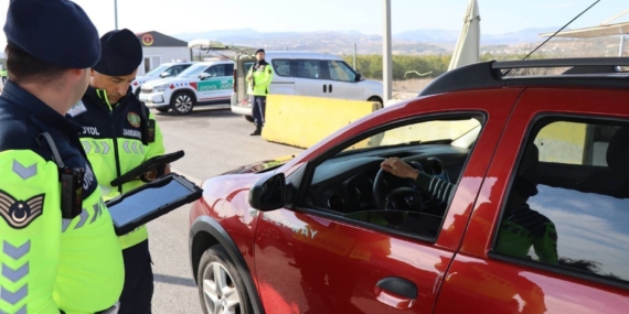 Mersin’de kural ihlali yapan sürücülere ceza yağdı