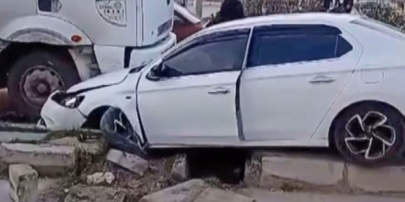 Otomobil refüje çarpıp karşı şeride geçti: 2 yaralı