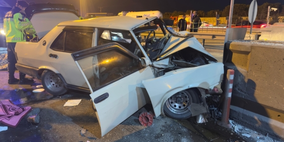 Mersin’de otomobil otoyol gişelerinde beton bariyerlere çarptı: 2 ölü, 5 yaralı