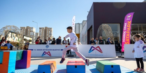 Sporbüs alışveriş merkezinde çocuklarla buluştu