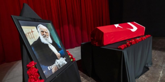 Hat ve kaligrafi ustası, ressam Etem Çalışkan son yolculuğuna uğurlandı