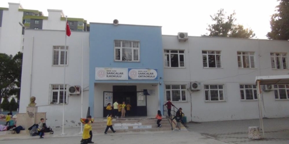 Mersin’de bir veli ve ağabey öğretmeni darbetti