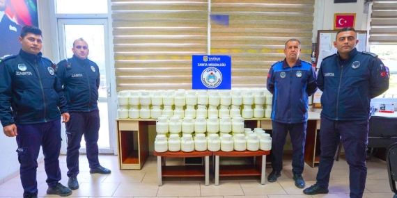 Tarsus’ta halk sağlığını tehdit eden 1.5 ton peynir ele geçirildi