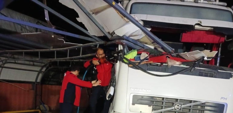 Demir korkuluk tırın şoför kabinine saplandı, sürücü yaralandı