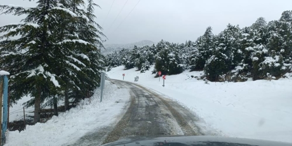 Mersin’de kar ve buzla kaplanan yollar belediye ekiplerince açıldı