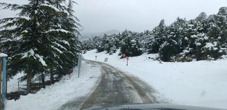 Mersin’de kar ve buzla kaplanan yollar belediye ekiplerince açıldı