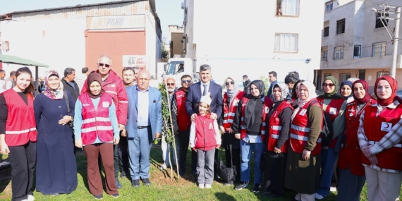 Akdeniz Belediyesi, depremde hayatını kaybedenler anısına fidan dikti