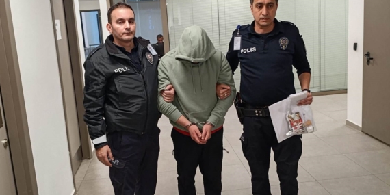 Mersin’de 157 dolandırıcılık suçundan aranan şahıs sahte pasaportla yakalandı