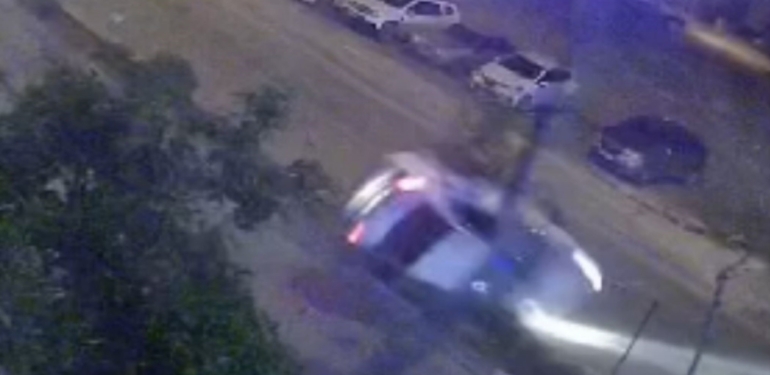 Mersin’de refüje çıkan otomobil direğe çarptı, sürücü ağır yaralandı