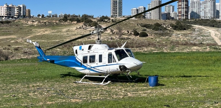 Helikopter, malzeme ve personel ikmalini boş arazide yaptı