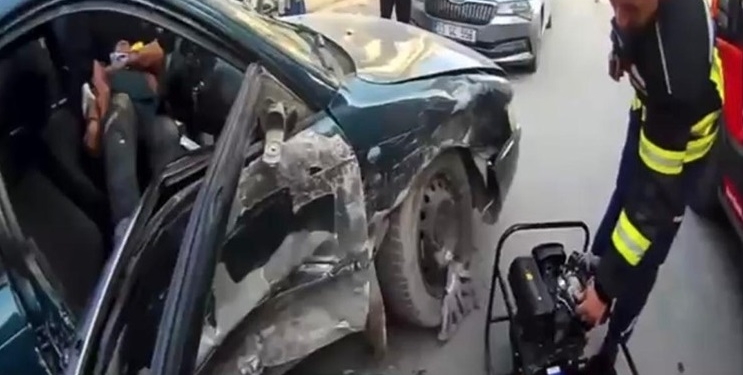 Mersin’de otomobilde sıkışan sürücüyü itfaiye ekipleri kurtardı
