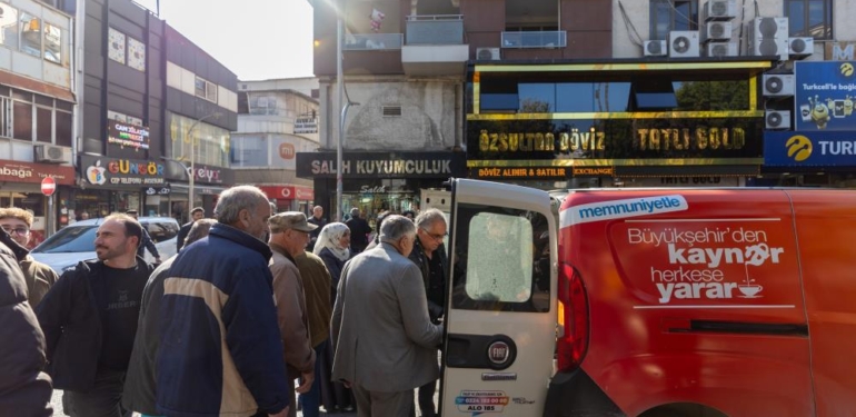 Mersin Büyükşehir Belediyesinden vatandaşlara ‘kaynar’ ikramı