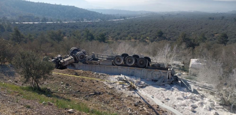 Mersin’de şarampole devrilen tırdaki 2 kişi öldü