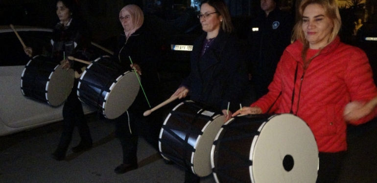 Mersin’de kadın davulcular vatandaşları manilerle sahura uyandırdı
