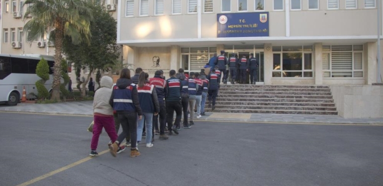 Mersin’de sahte ilanla dolandırıcılık yapan çete çökertildi: 17 tutuklama