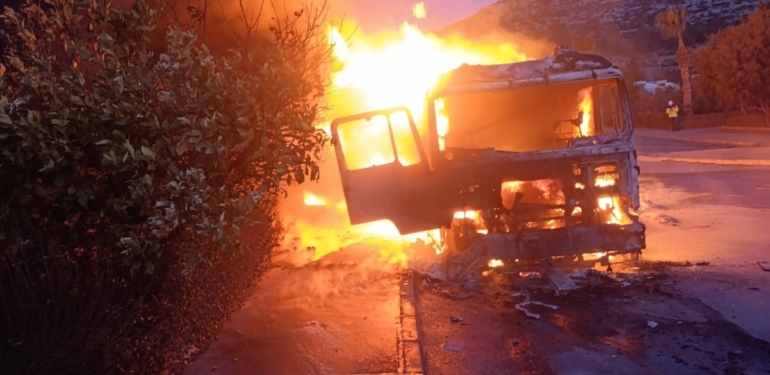 Mersin’de karton yüklü tır alev alev yandı