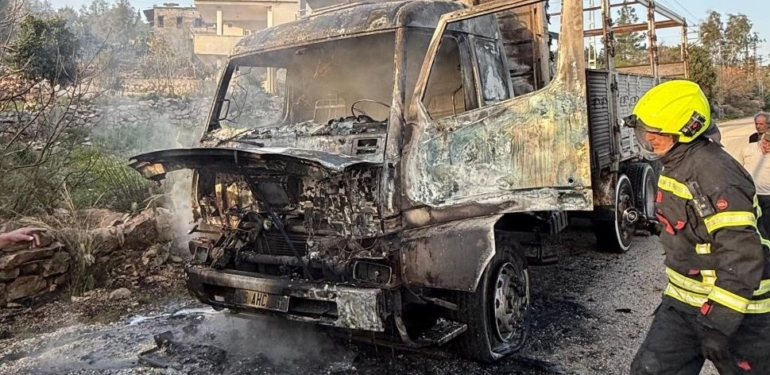 Mersin’de yanan araca müdahale eden sürücü yaralandı