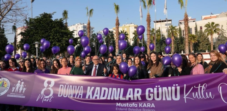 Mersin’de kadınlar gökyüzüne mor balon bıraktı