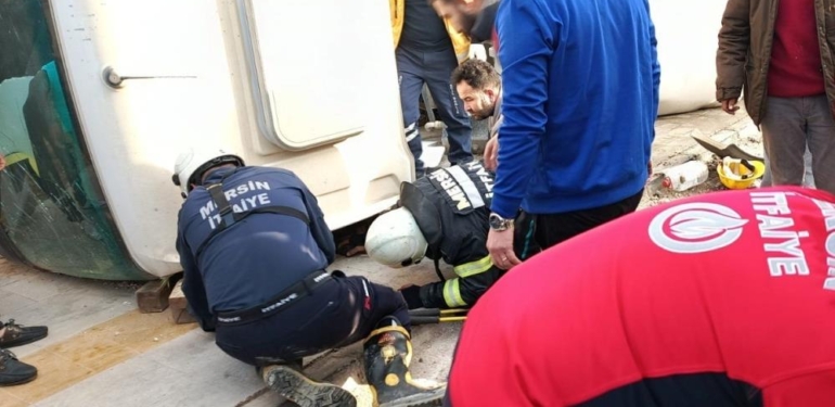 Erdemlide devrilen beton mikserinin altında kalan sürücü yaralı kurtarıldı