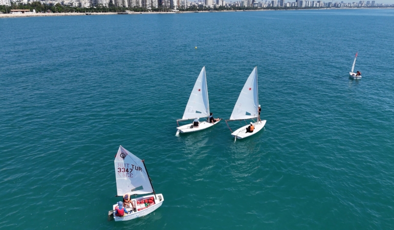 Mersin’de gençler ücretsiz kurslarla yelken sporu öğreniyor