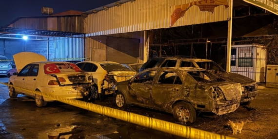 Tarsus’ta sanayide kundaklama: Park halindeki 5 araç ateşe verildi