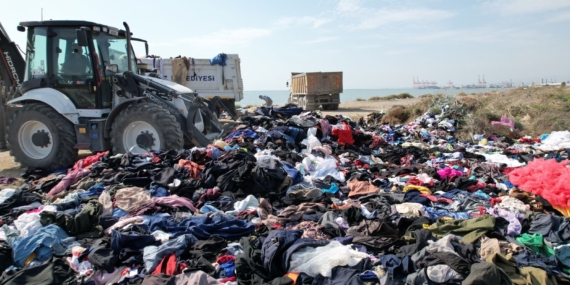 Karaduvar kıyısına tonlarca tekstil atığı döküldü: Belediye temizledi, sorumlular aranıyor