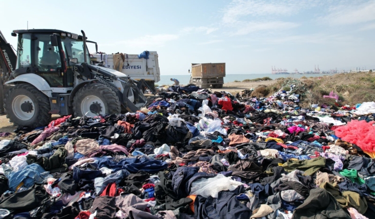 Karaduvar kıyısına tonlarca tekstil atığı döküldü: Belediye temizledi, sorumlular aranıyor