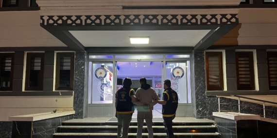 Tarsus’ta sanayi sitesindeki 5 aracı kundaklayan şüpheli yakalandı