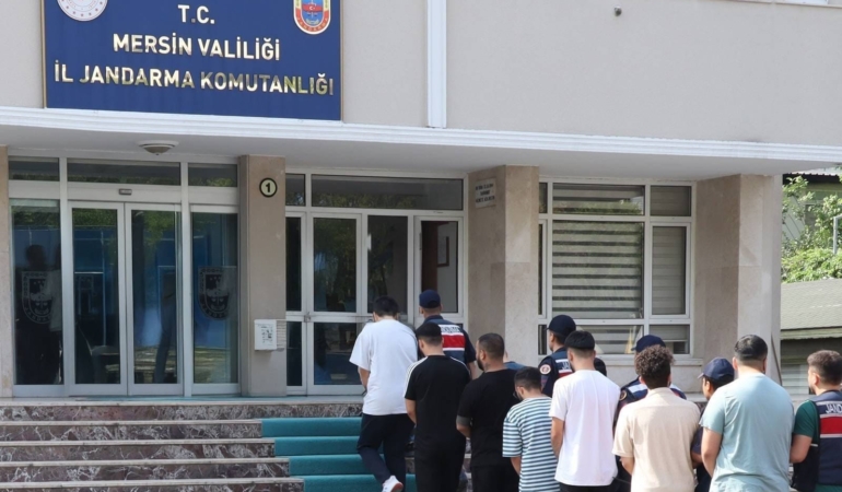 Mersin’de jandarmadan eş zamanlı operasyon: 14 hükümlü yakalandı