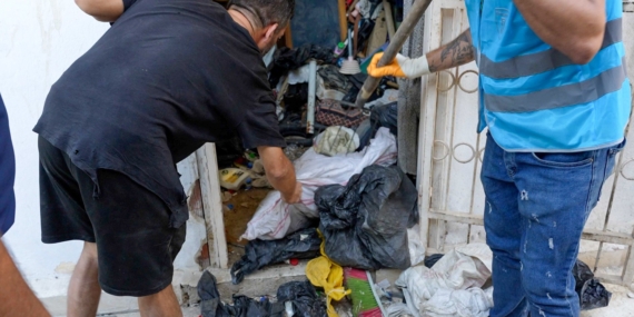 Tarsus’ta ‘çöp ev’ temizlendi: 28 ton atık, 10 kamyonla taşındı