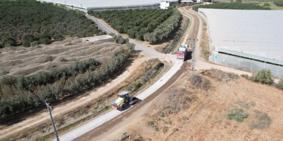 Akdeniz’de yol seferberliği: Merkezde sıcak asfalt, kırsalda sathi kaplama; Bekirde–Akdam’da 6 km tamam