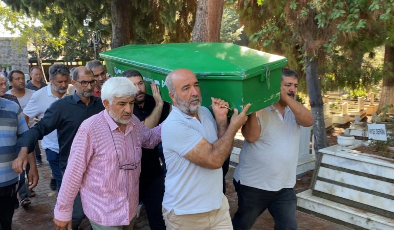Erdemli’de minibüs kazasında hayatını kaybeden iki kişi toprağa verildi