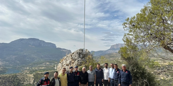 Mut’ta genç kızın çağrısıyla bayrak direği yenilendi, ay-yıldız yeniden göndere çekildi