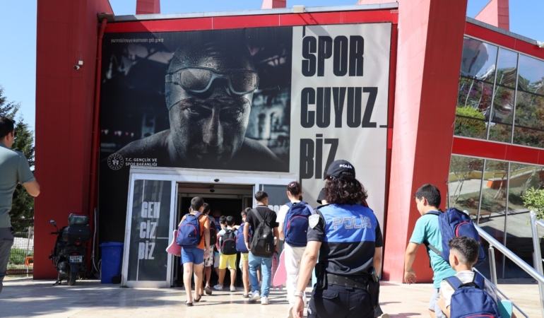 Mersin’de çocuklara “güvenli yaşam + spor” desteği: ÇOGEP kapsamında yüzme kursu