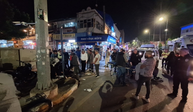 Tarsus’ta hafif ticari araç ile motosiklet çarpıştı: 2 yaralı