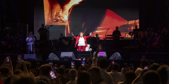 4. Mersin Gençlik Festivali, 29 Ekim coşkusuyla final yaptı: Selda Bağcan sahnede