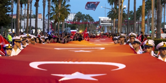 Mersin’de 102 metrelik bayrakla 29 Ekim yürüyüşü