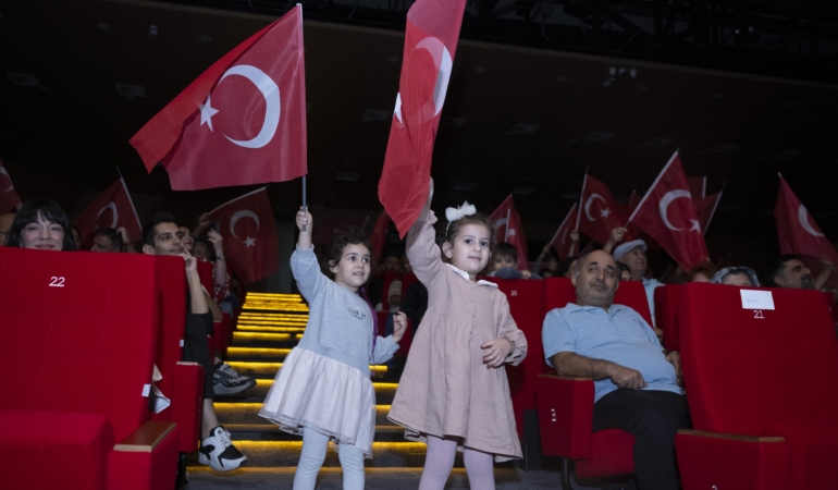 Kent Orkestrası’ndan Cumhuriyet konseri: Marşlar eşliğinde bayraklı coşku