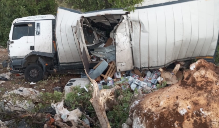 Erdemli’de freni patlayan kamyon şarampole uçtu: 2 yaralı