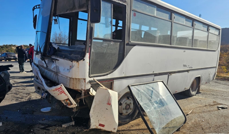 Gülnar’da midibüs ile otomobil çarpıştı: 3 ölü, 12 yaralı