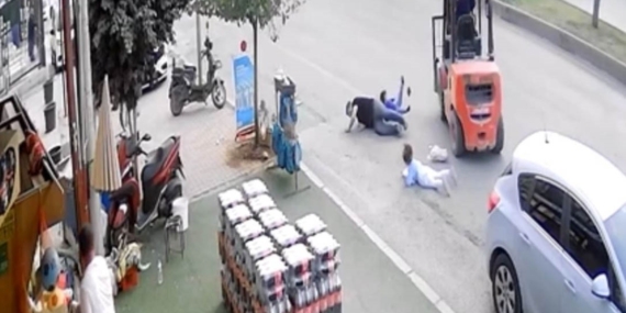 Mersin’de ters şeritten gelen forklift baba ve iki çocuğa çarptı: O anlar kamerada