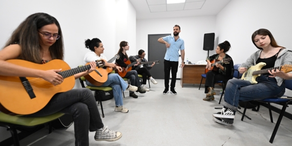 Mersin’de ücretsiz enstrüman kurslarına yoğun ilgi: Bağlama, gitar, keman ve piyanoda dolu dolu eğitim