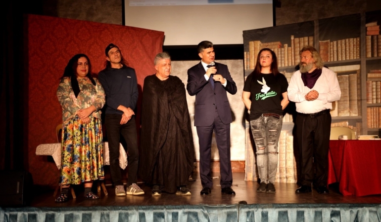 Akdeniz’de gençlere madde bağımlılığı farkındalığı: “Pembe Aslında Siyahtır” sahnede