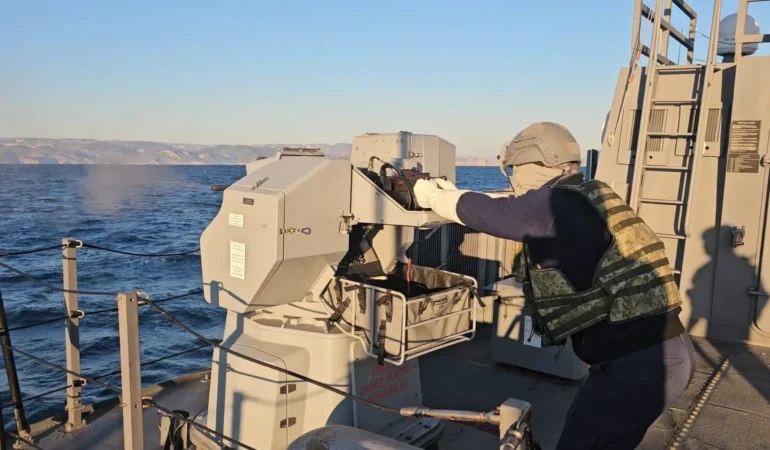 Deniz Kuvvetlerinden DSH Eğitimi: TCG Taşucu, Karadeniz Ereğli ve Karataş ile Roket ve Su Bombası Atışı